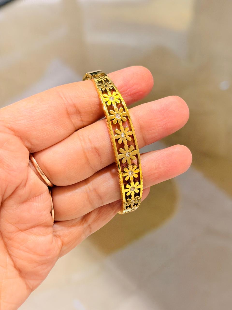 Golden Daisy Bloom Bangle